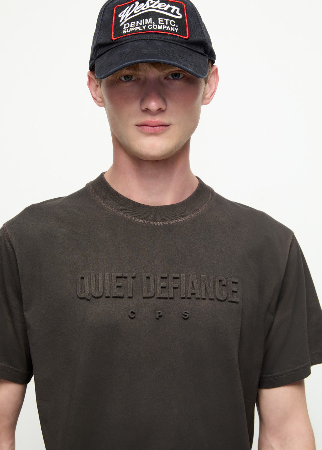 QUIET DEFIANCE GRAPHIC TEE