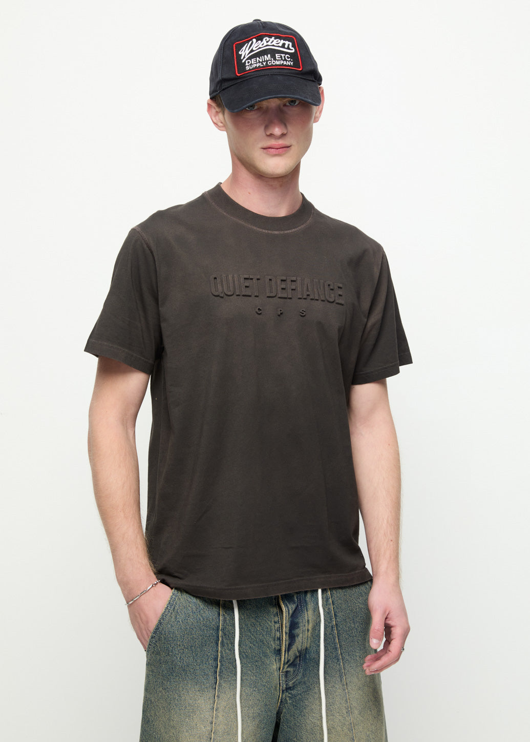 QUIET DEFIANCE GRAPHIC TEE