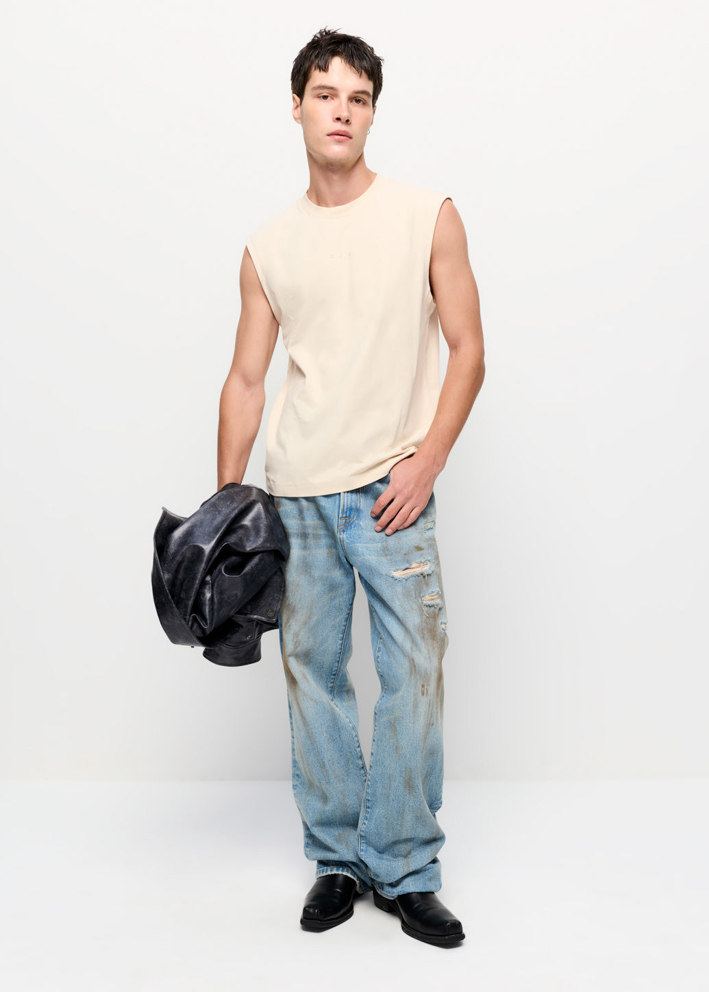 DISTRESSED LIGHT WASH JEANS