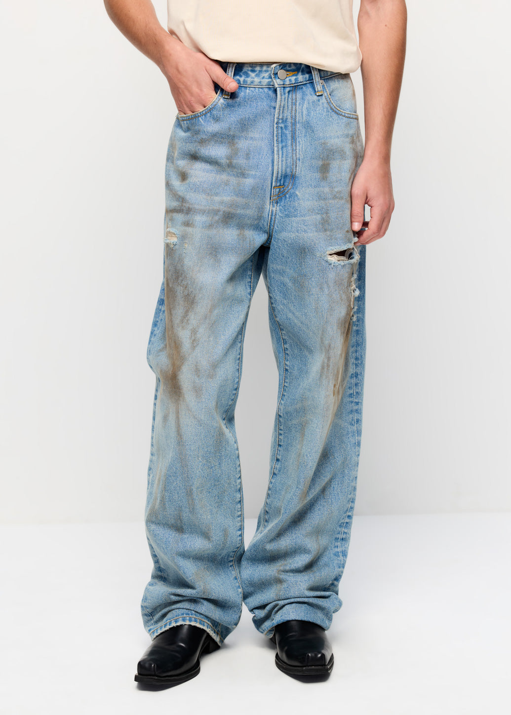 DISTRESSED LIGHT WASH JEANS
