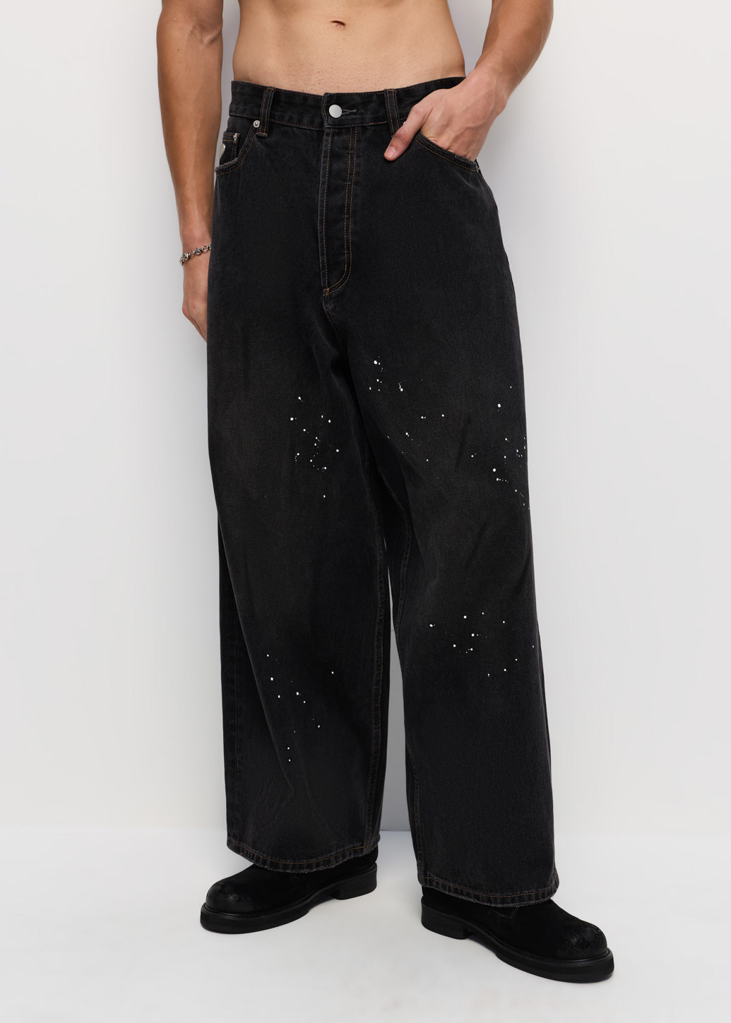 DISTRESSED BLACK WASHED LOOSE JEANS