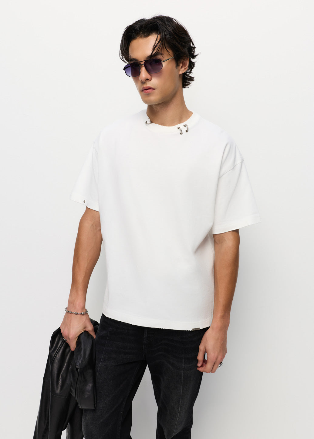 METAL RING DETAIL TEE