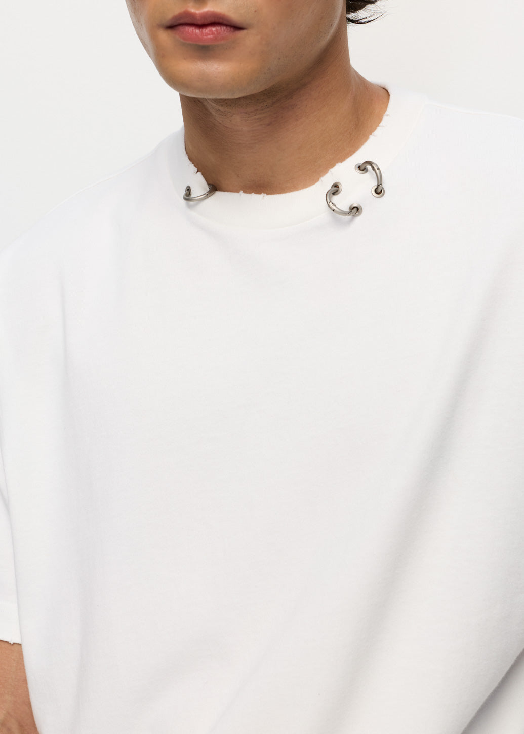 METAL RING DETAIL TEE