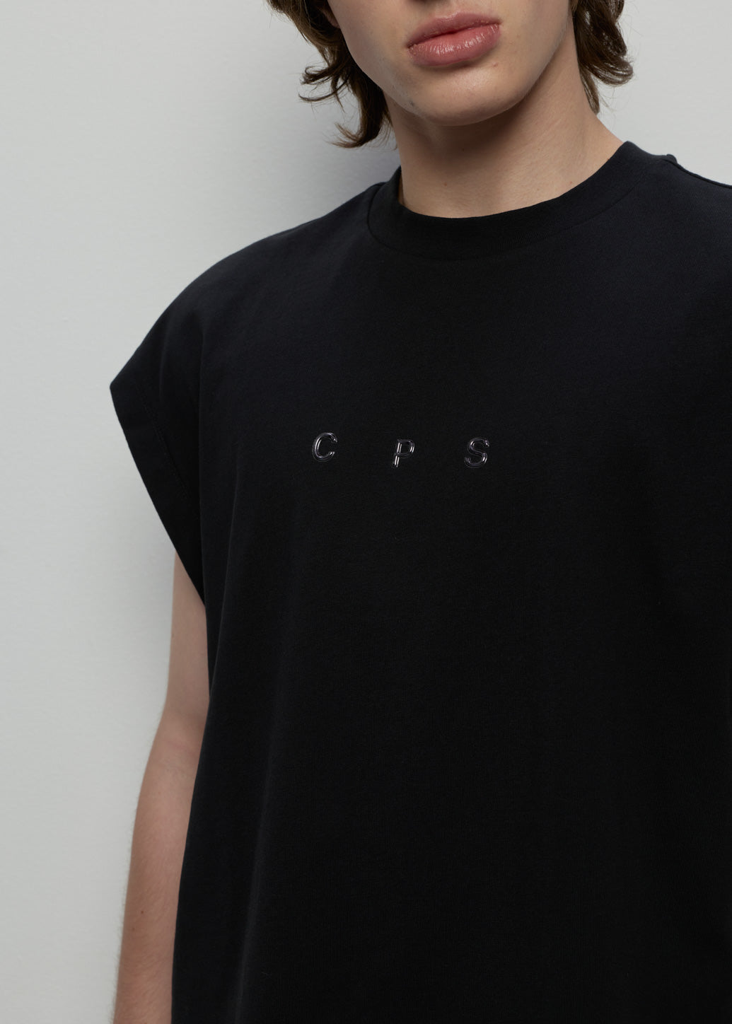 EMBOSSED LOGO SLEEVELESS TEE