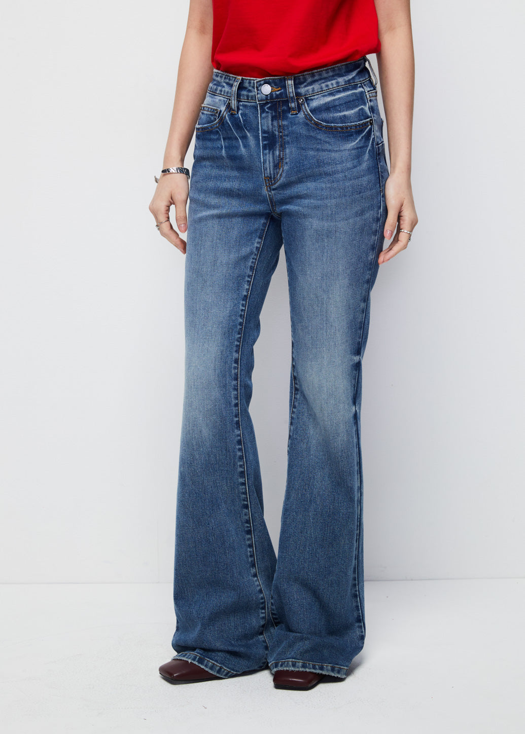 LOW-RISE FLARE JEANS Blue / 29