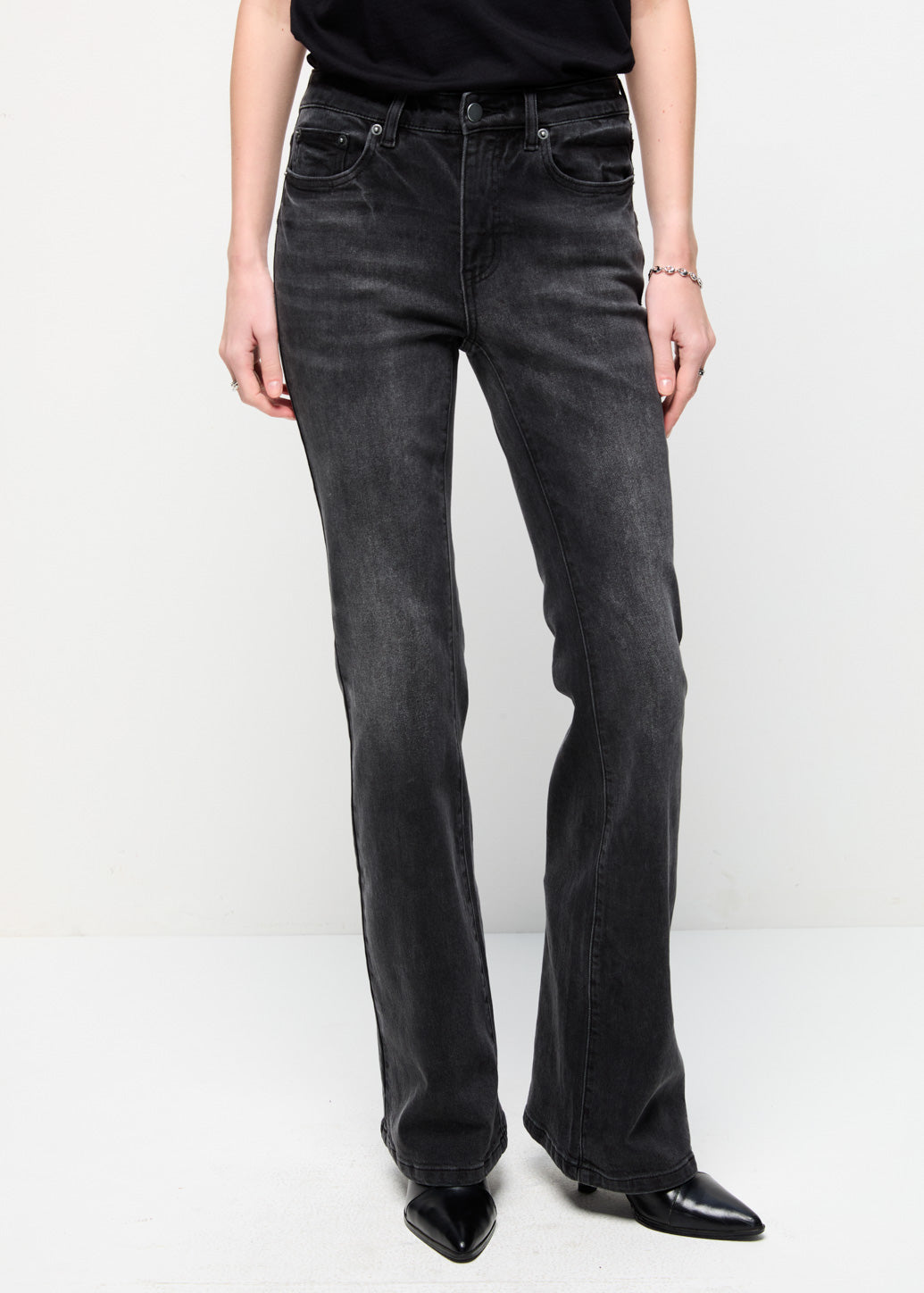 BLACK LOW-RISE FLARE JEANS Black / 29