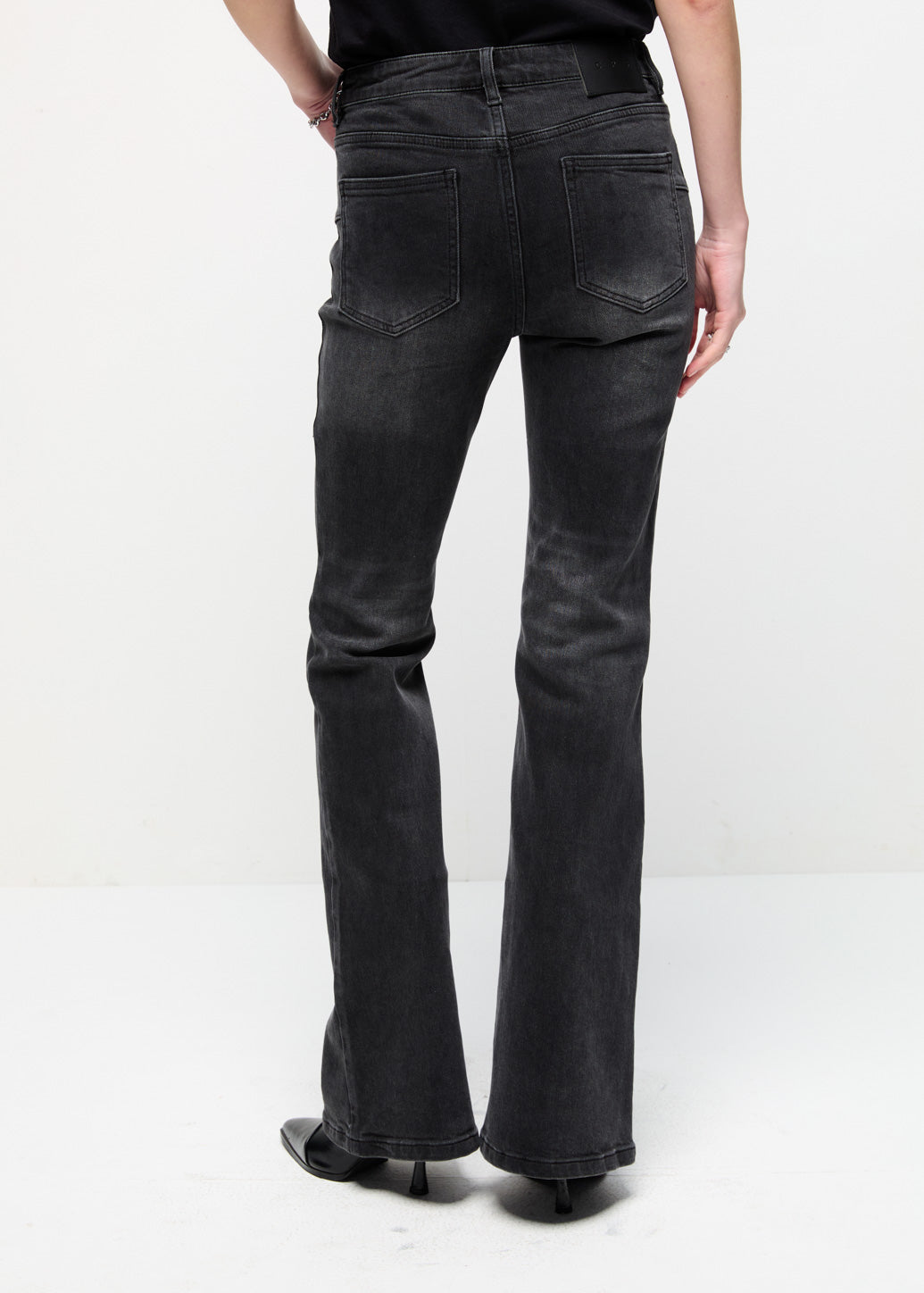 BLACK LOW-RISE FLARE JEANS Black / 29