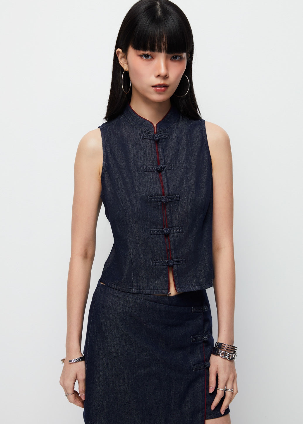 SLEEVELESS ORIENTAL TOP WITH CONTRAST PIPING