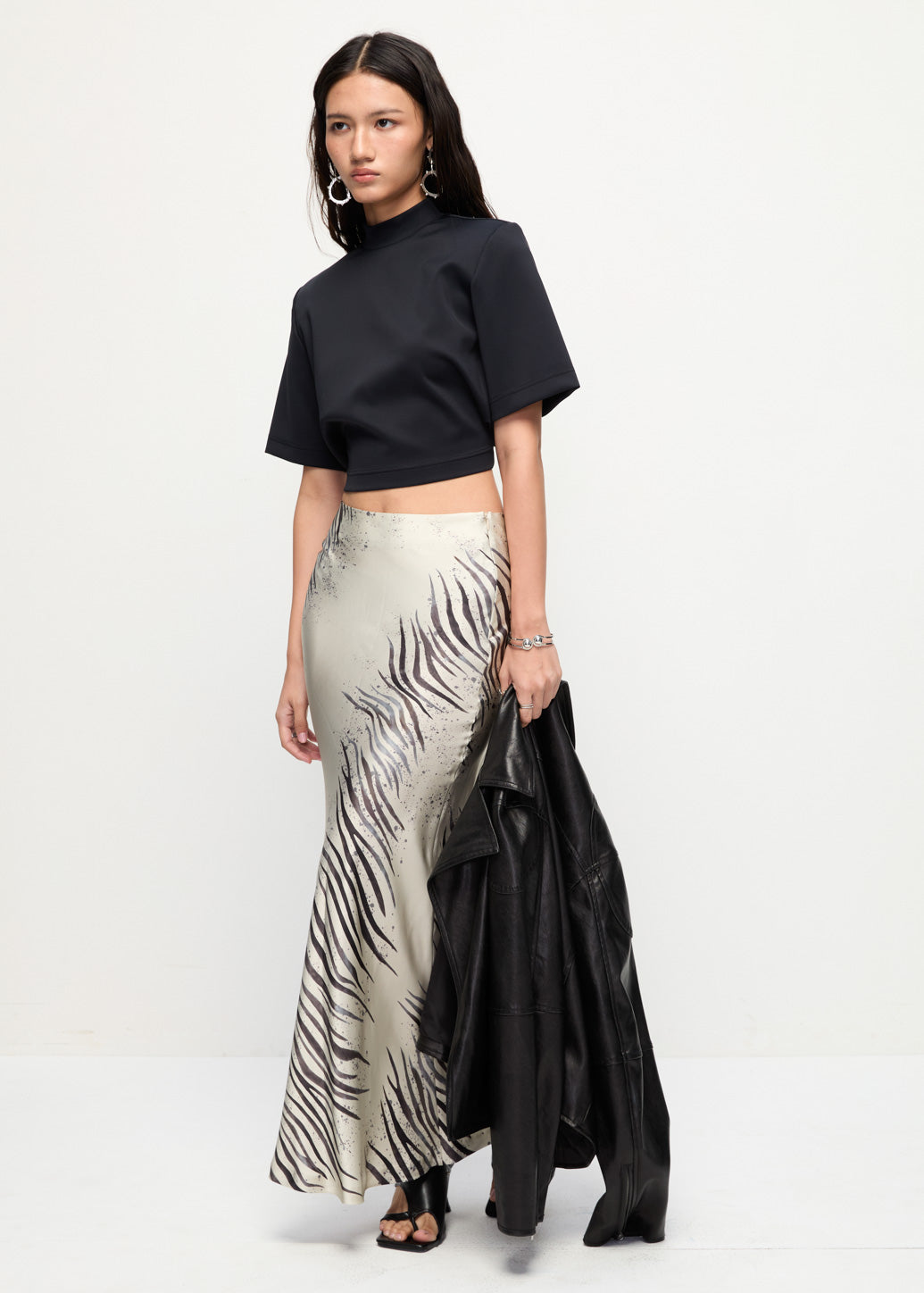 BLACK CROPPED TEE