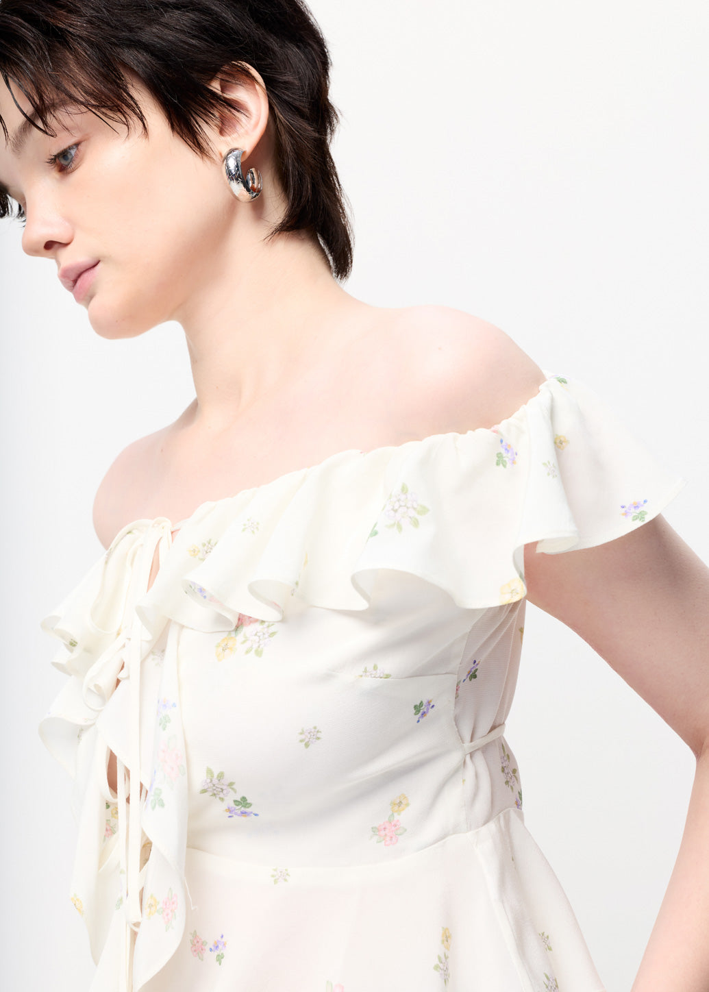 OFF-SHOULDER RUFFLE BLOUSE