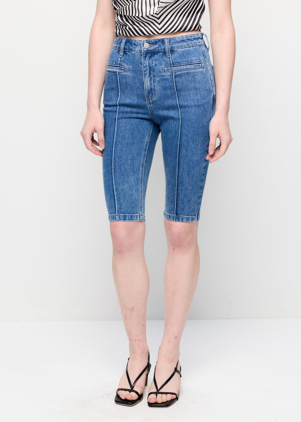 MID-RISE CAPRI JEANS