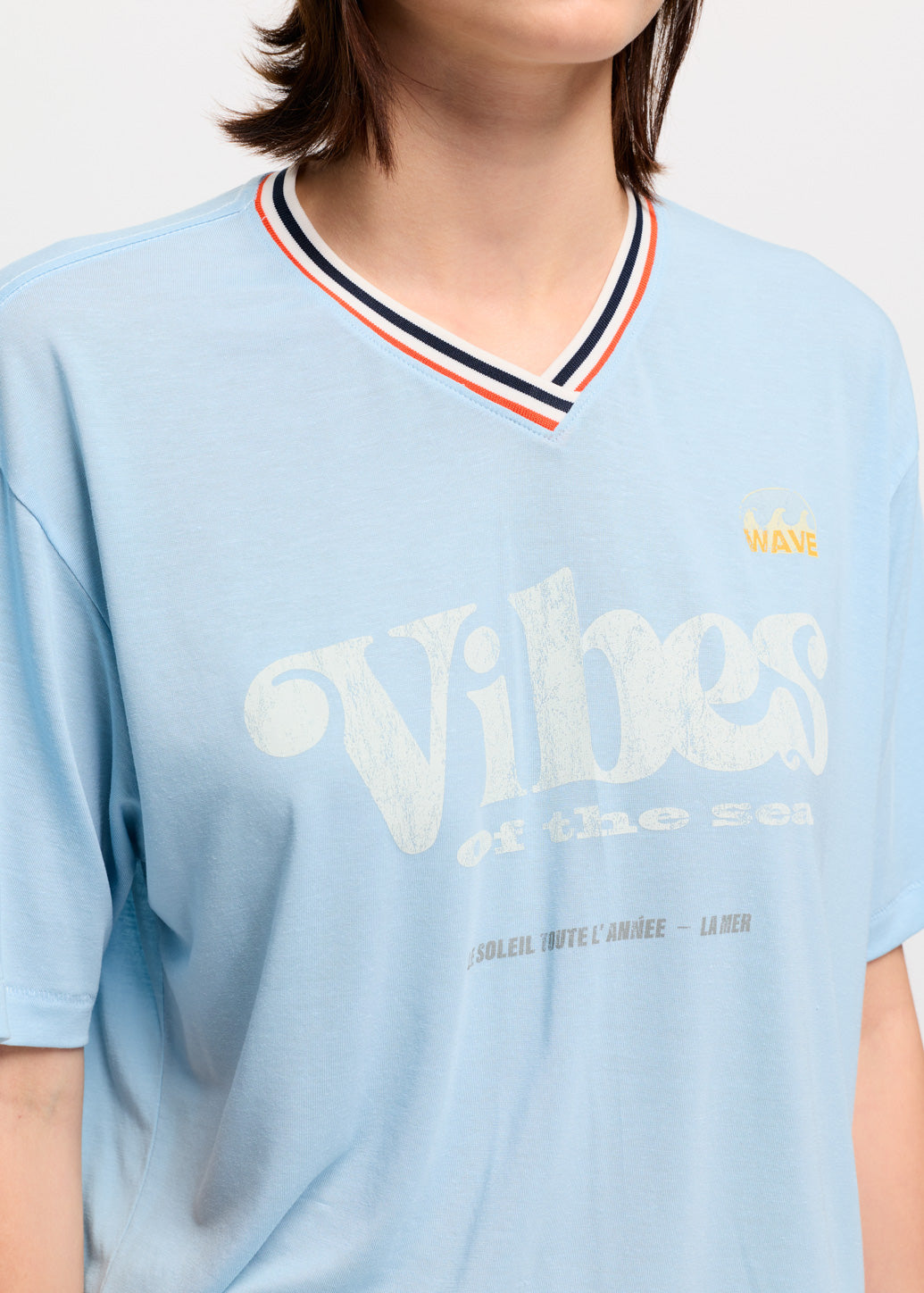 VIBES OF THE SEA GRAPHIC TEE