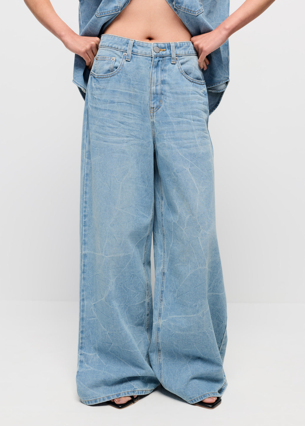 LIGHT WIDE-LEG JEANS