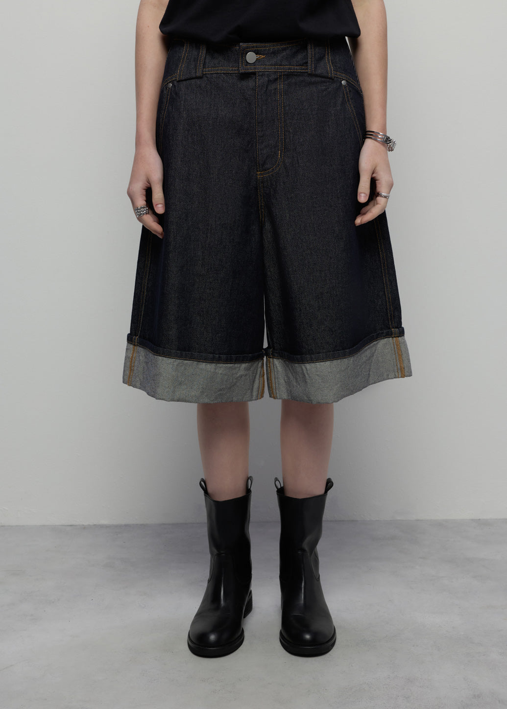 CUFFED JEANS SHORTS
