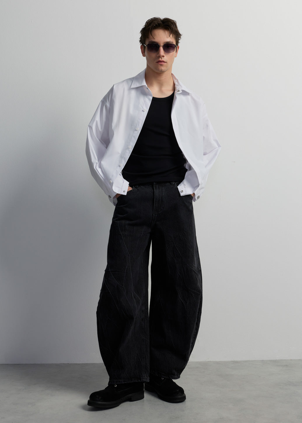 BLACK WASHED BARREL JEANS