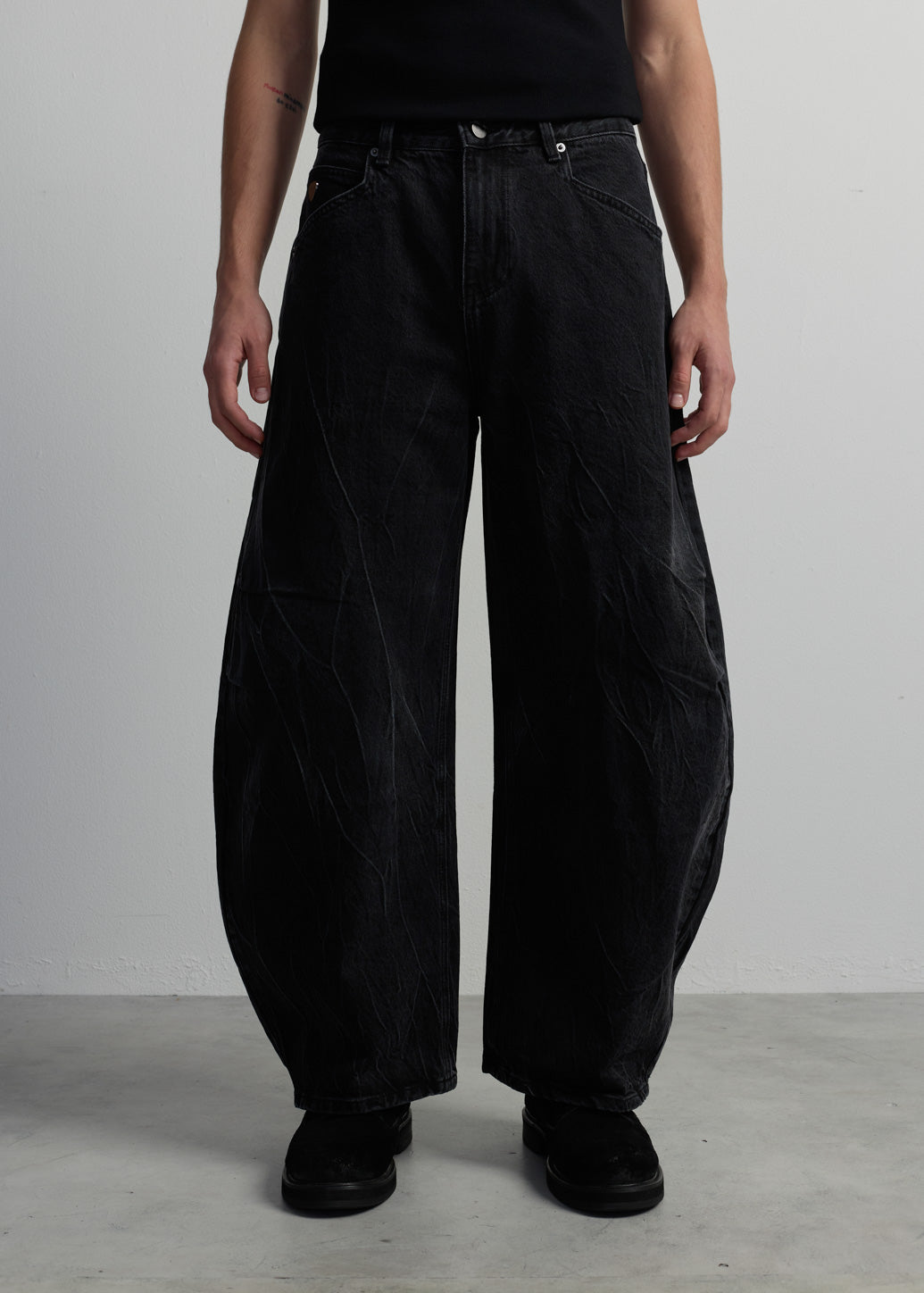 BLACK WASHED BARREL JEANS