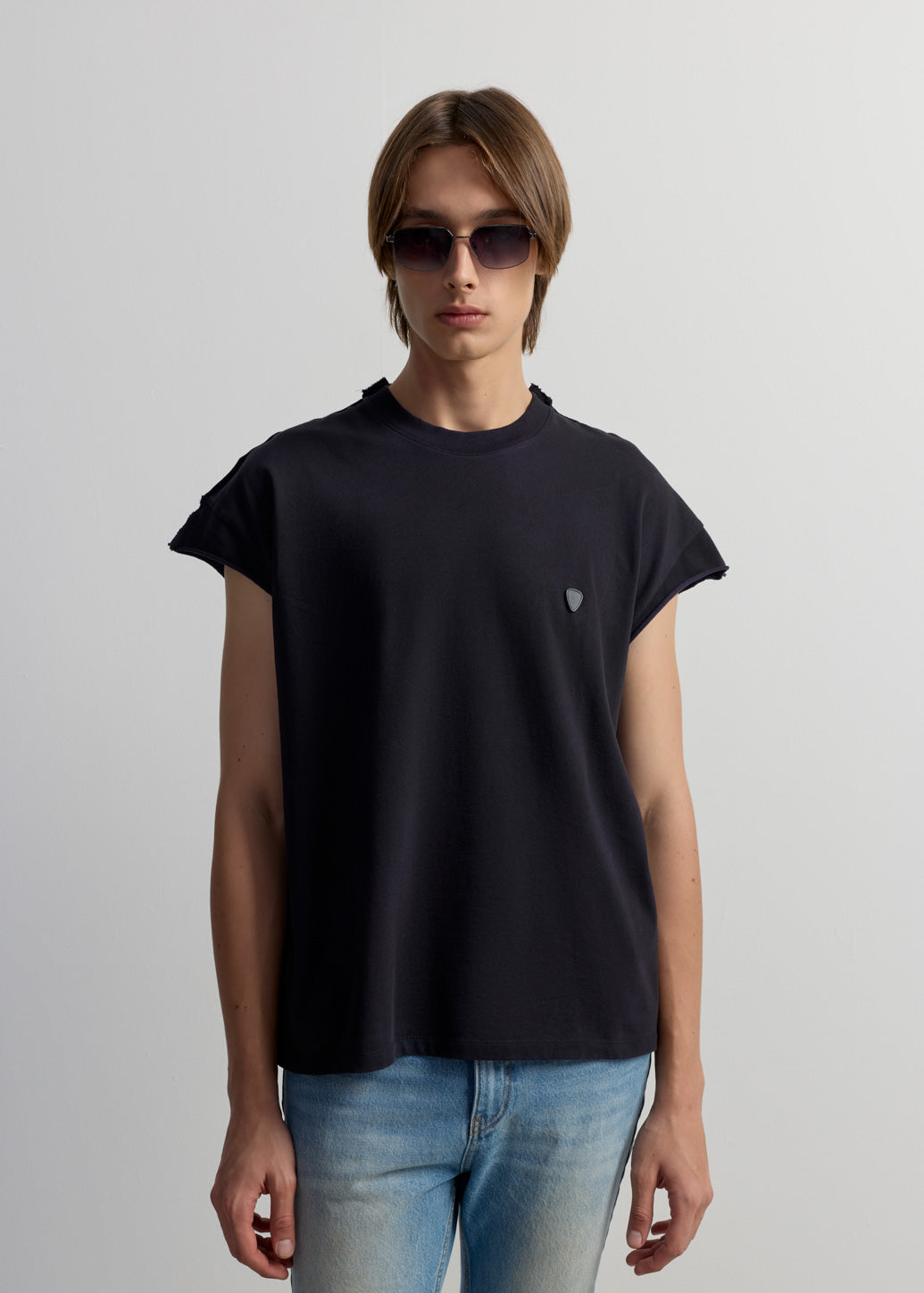 LEATHER LABEL SLEEVELESS TEE