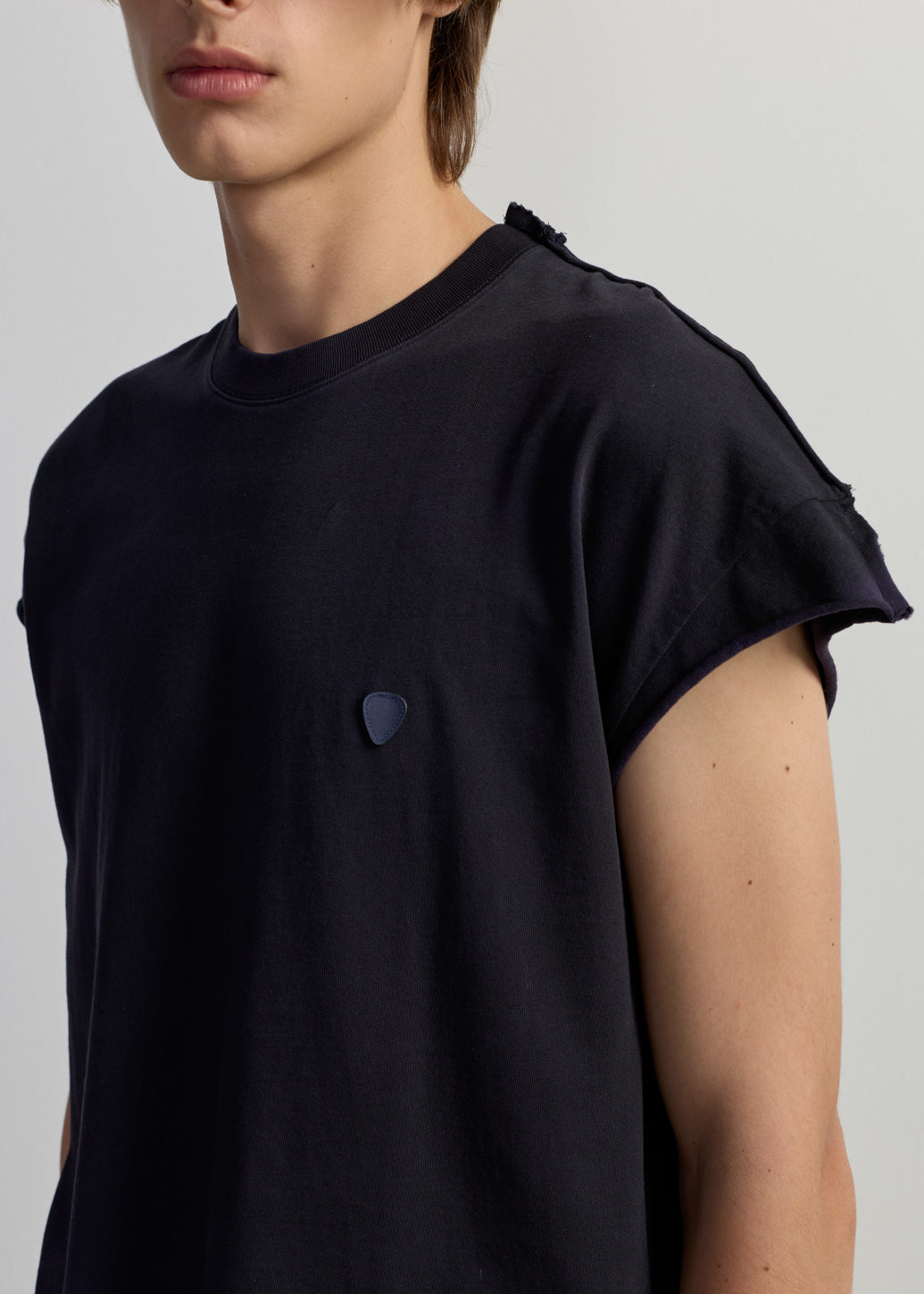 LEATHER LABEL SLEEVELESS TEE