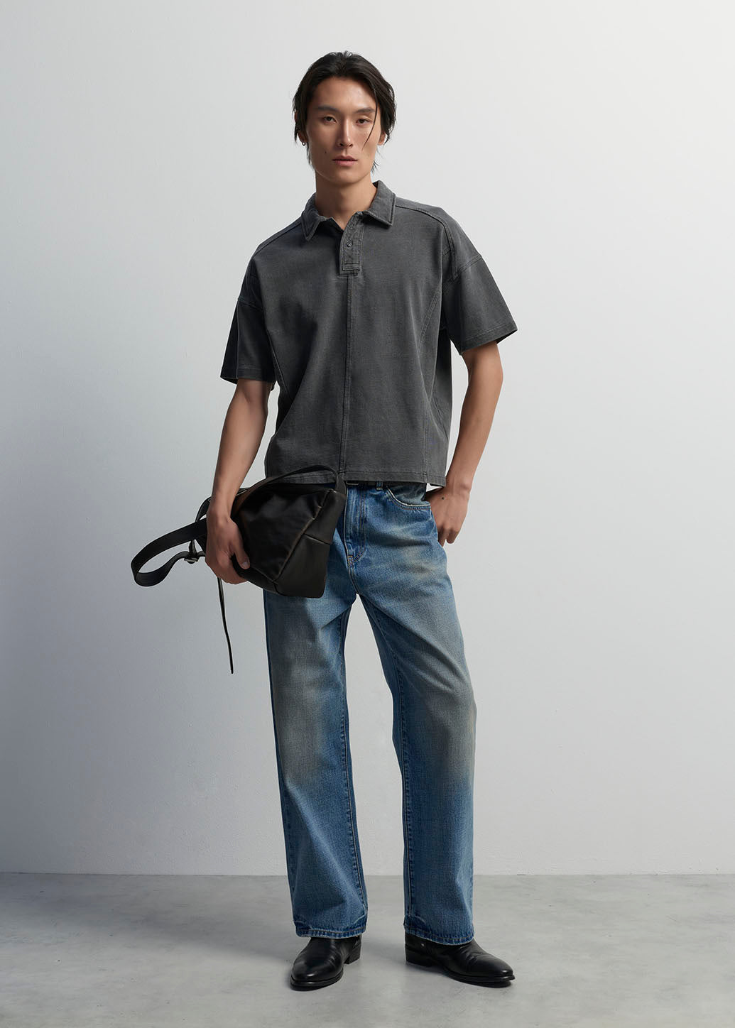 RIPPED KNEE LIGHT WASH SLIM JEANS