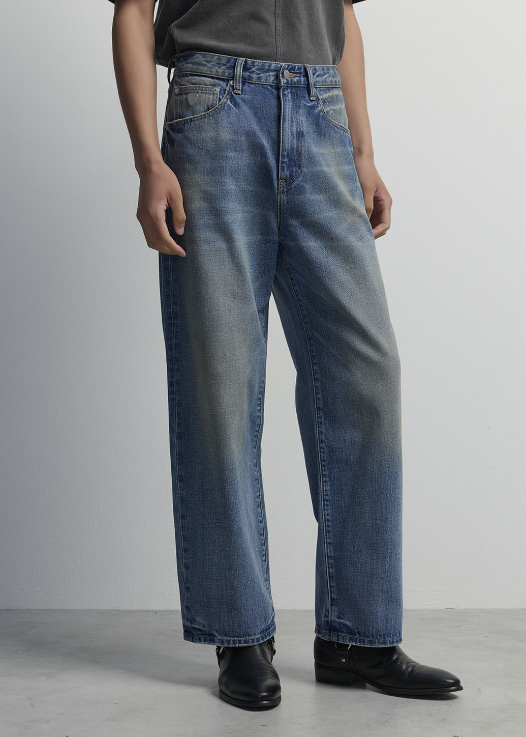 RIPPED KNEE LIGHT WASH SLIM JEANS