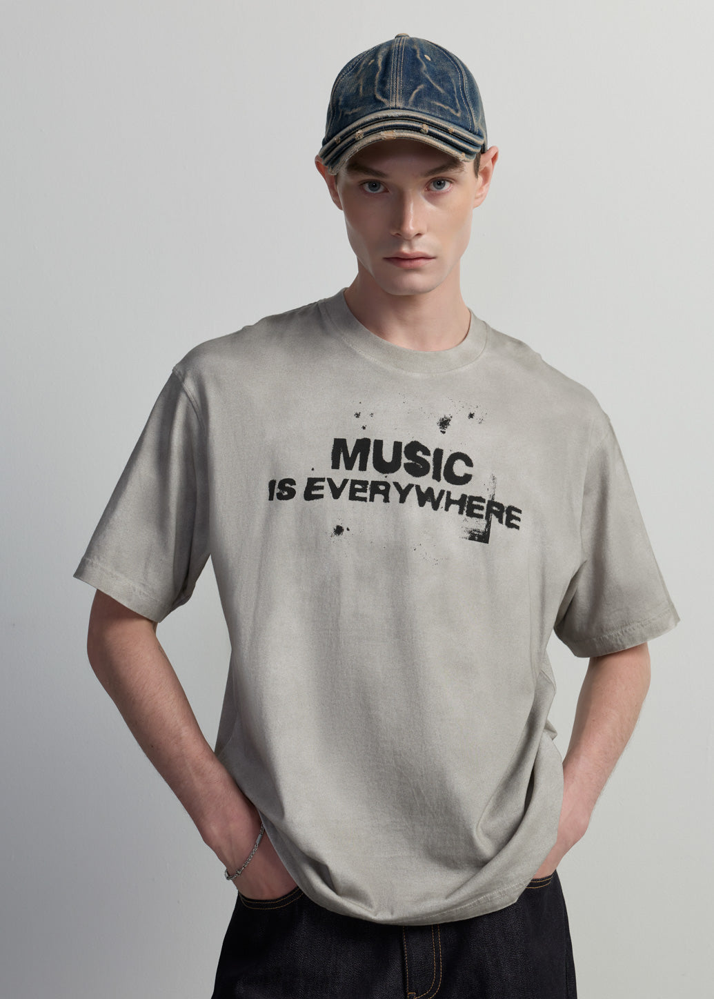 เสื้อยืดพิมพ์ลาย Music Is Everywhere