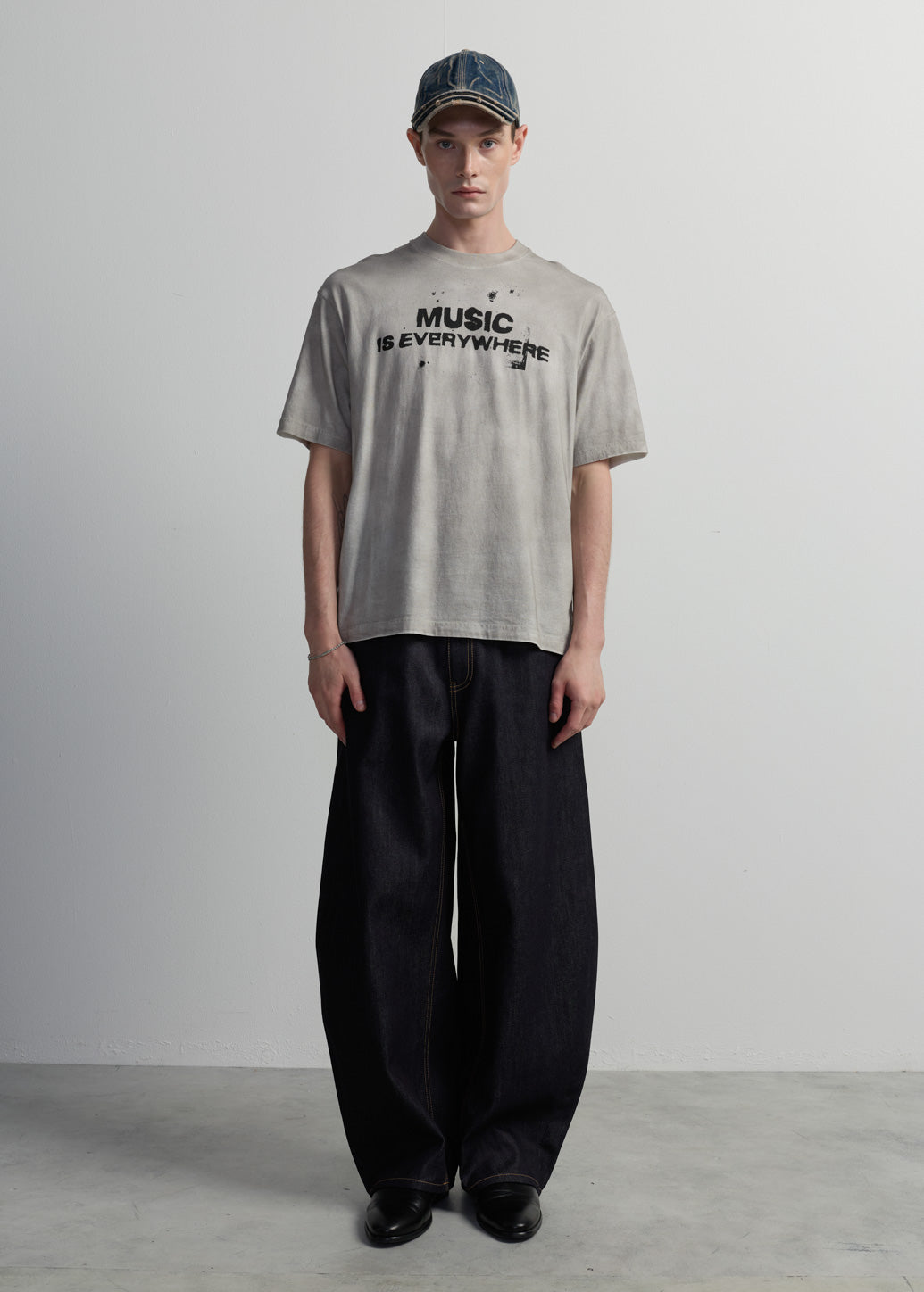 เสื้อยืดพิมพ์ลาย Music Is Everywhere