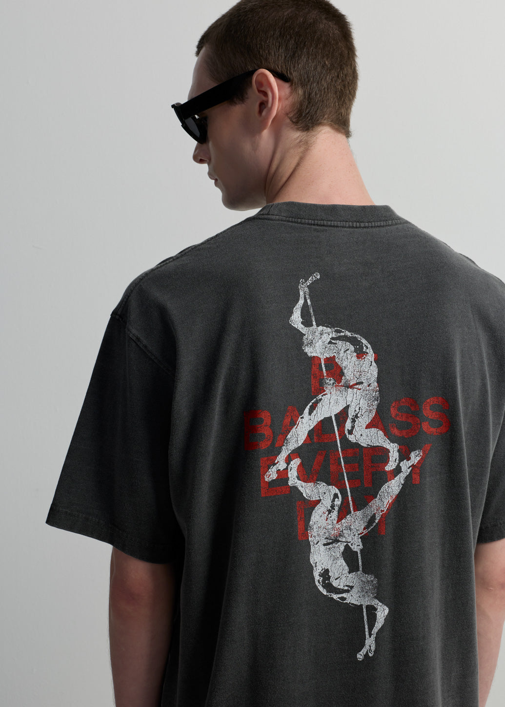 เสื้อยืดกราฟิกพิมพ์ข้อความ Be Badass Everyday