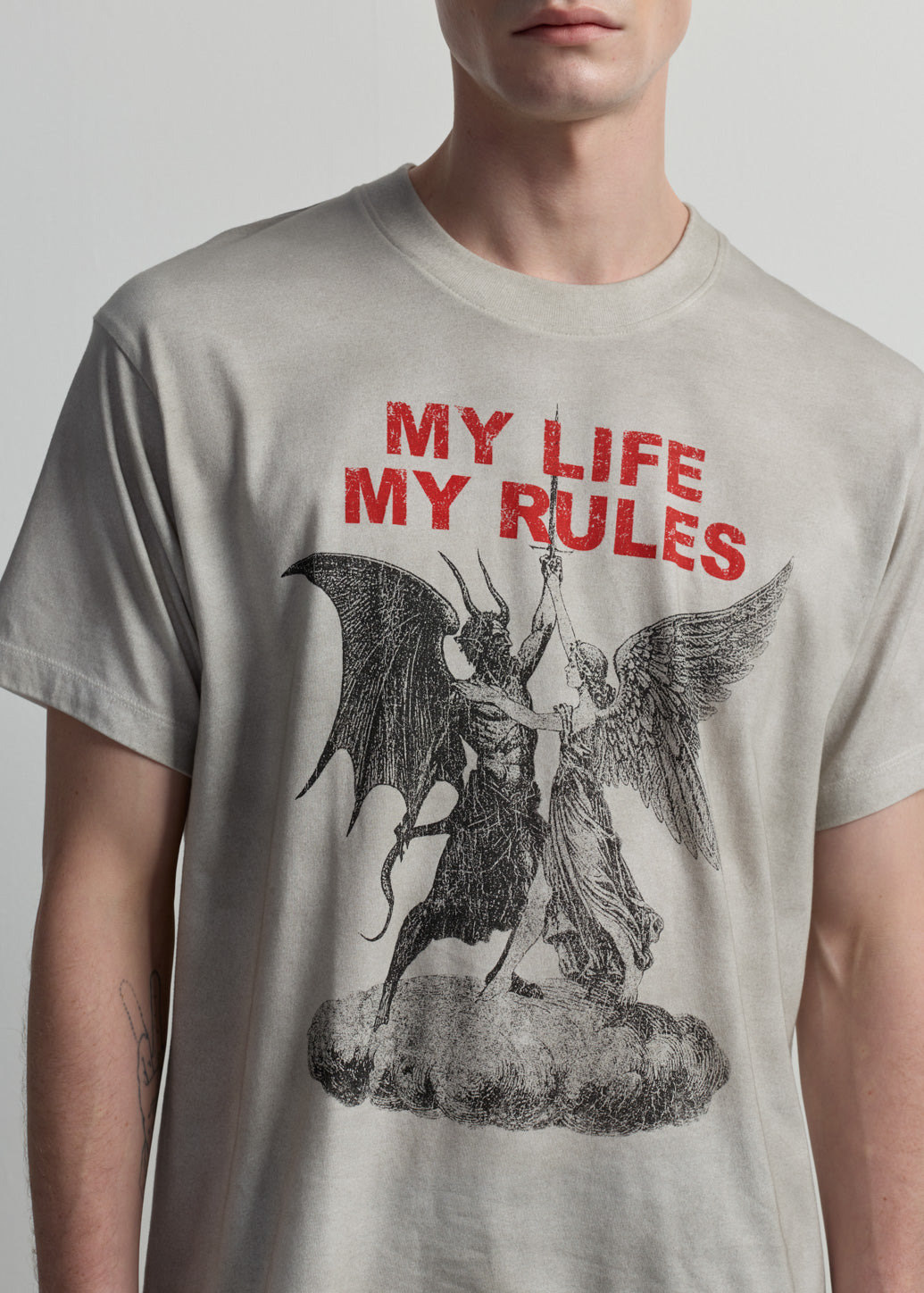เสื้อยืดสีขาวลาย My Life My Rules