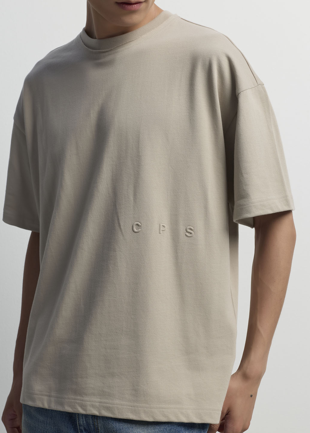 RAW EDGE NECK TEE