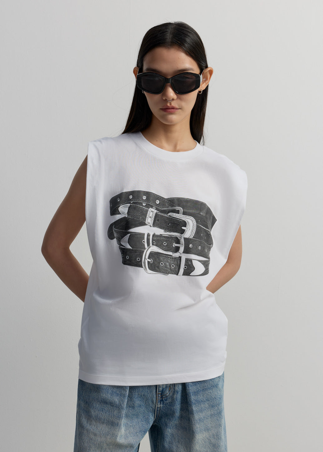 เสื้อยืดแขนกุดลายเข็มขัด
