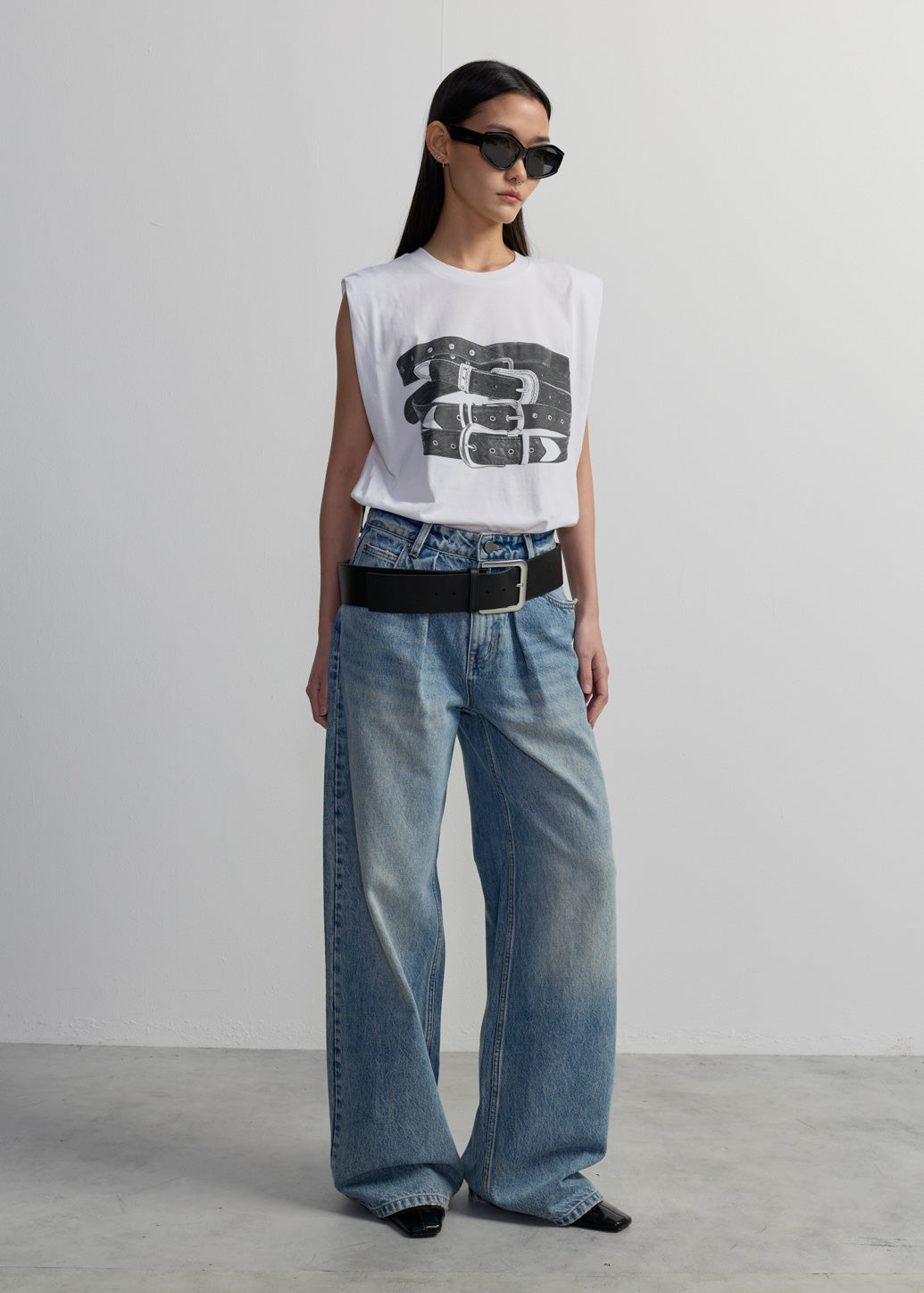 เสื้อยืดแขนกุดลายเข็มขัด