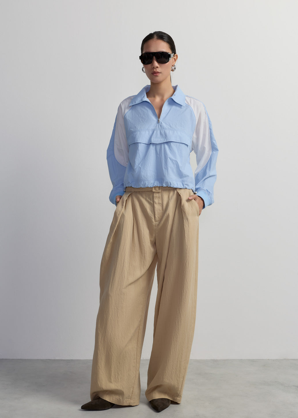 WIDE-LEG BELTED BEIGE PANTS