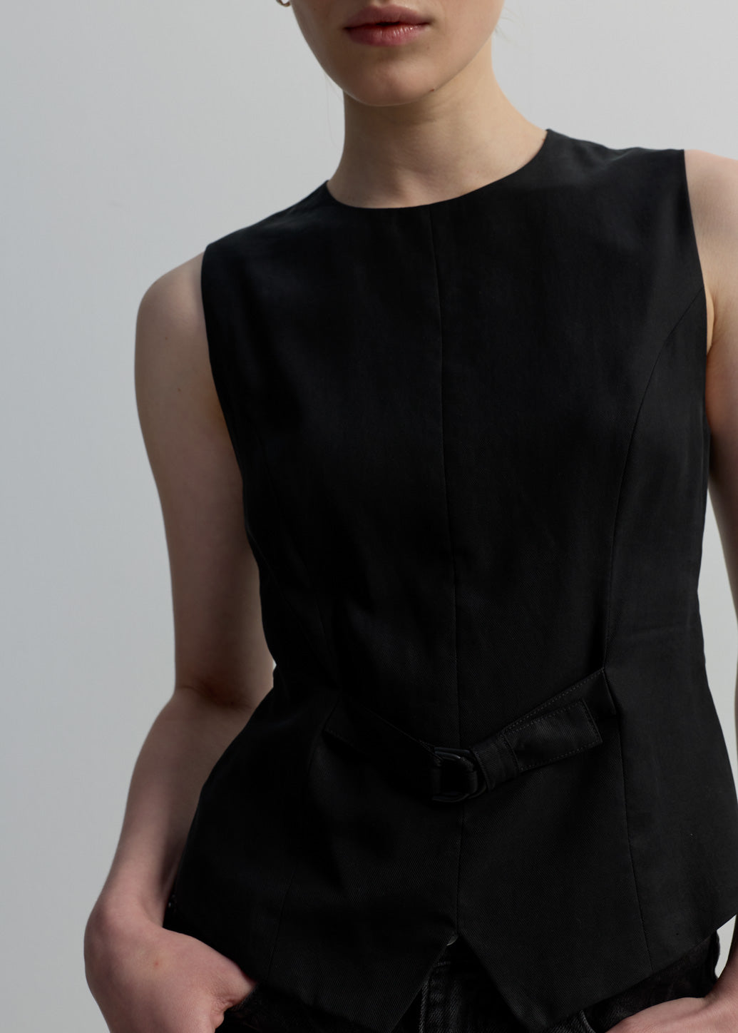 BELTED SLEEVELESS BLOUSE