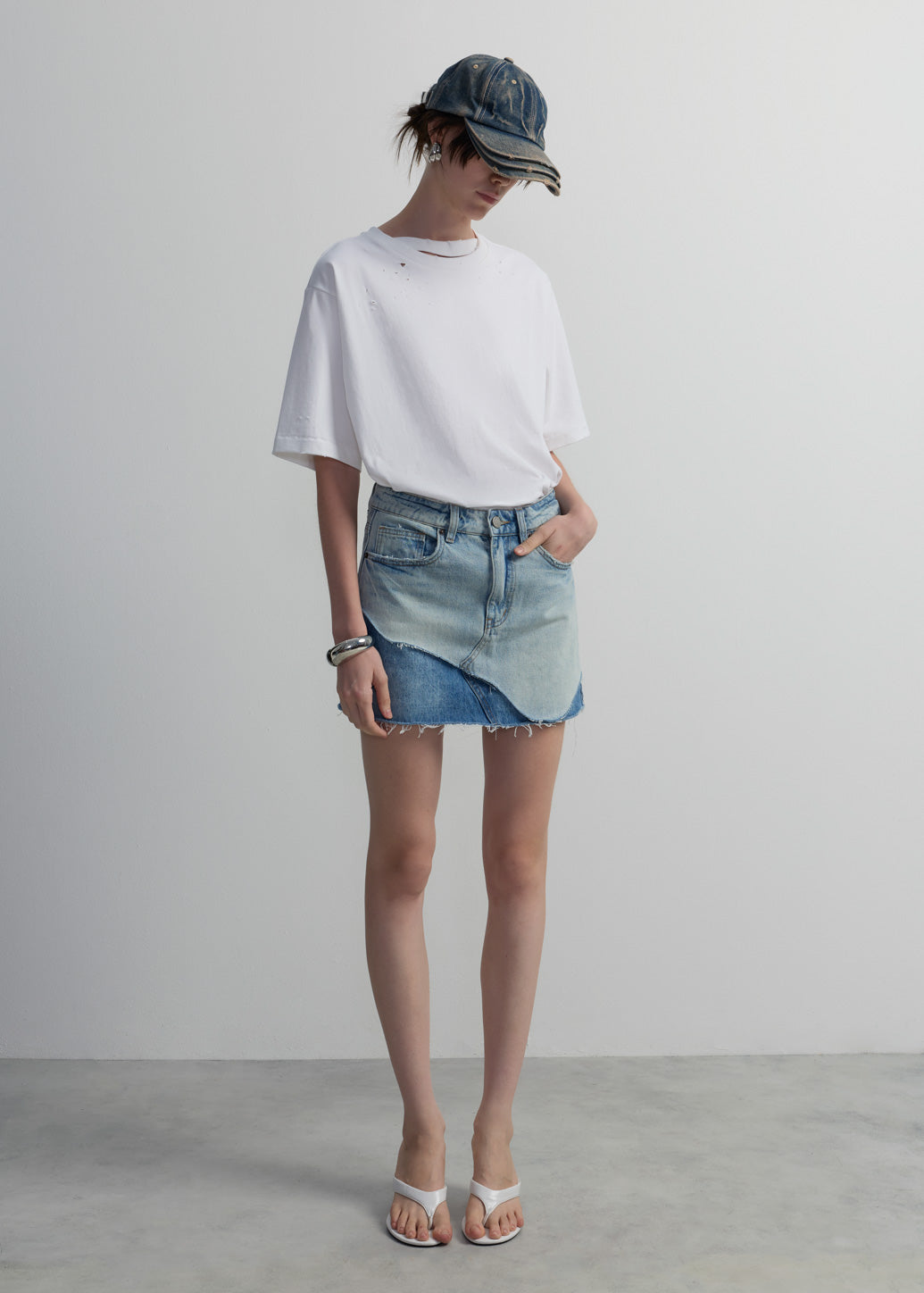 DISTRESSED OVERSIZED TEE
