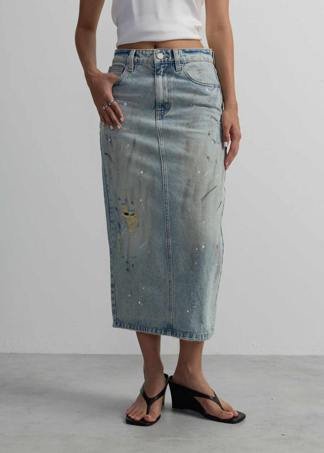 DISTRESSED MID-RISE MAXI SKIRT