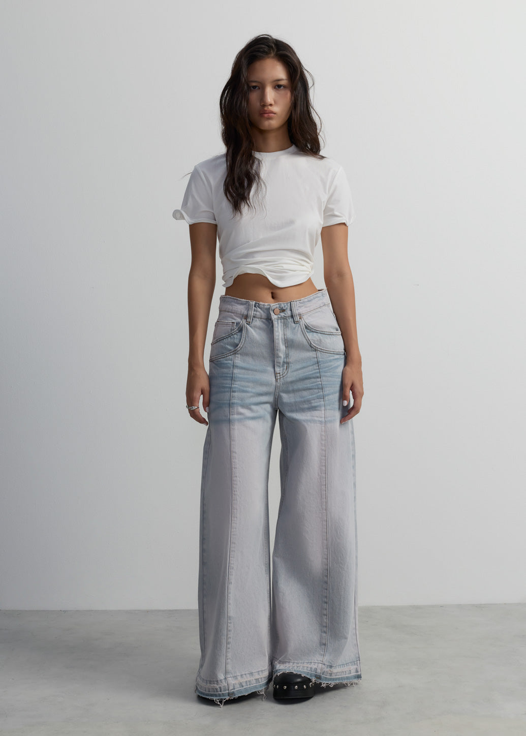 LOW-WAIST SUPER WIDE LEG JEANS