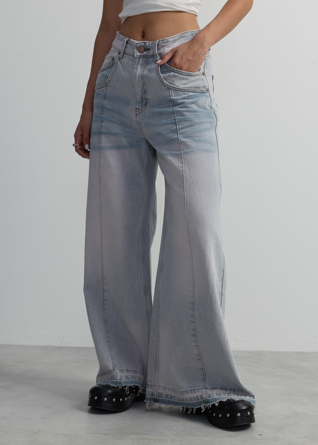 LOW-WAIST SUPER WIDE LEG JEANS