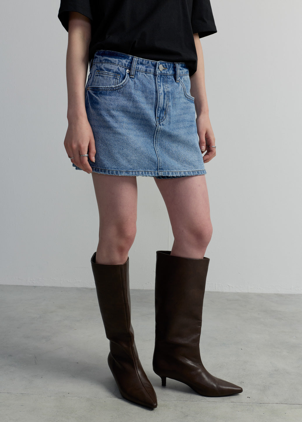 MID-RISE DENIM SKORTS