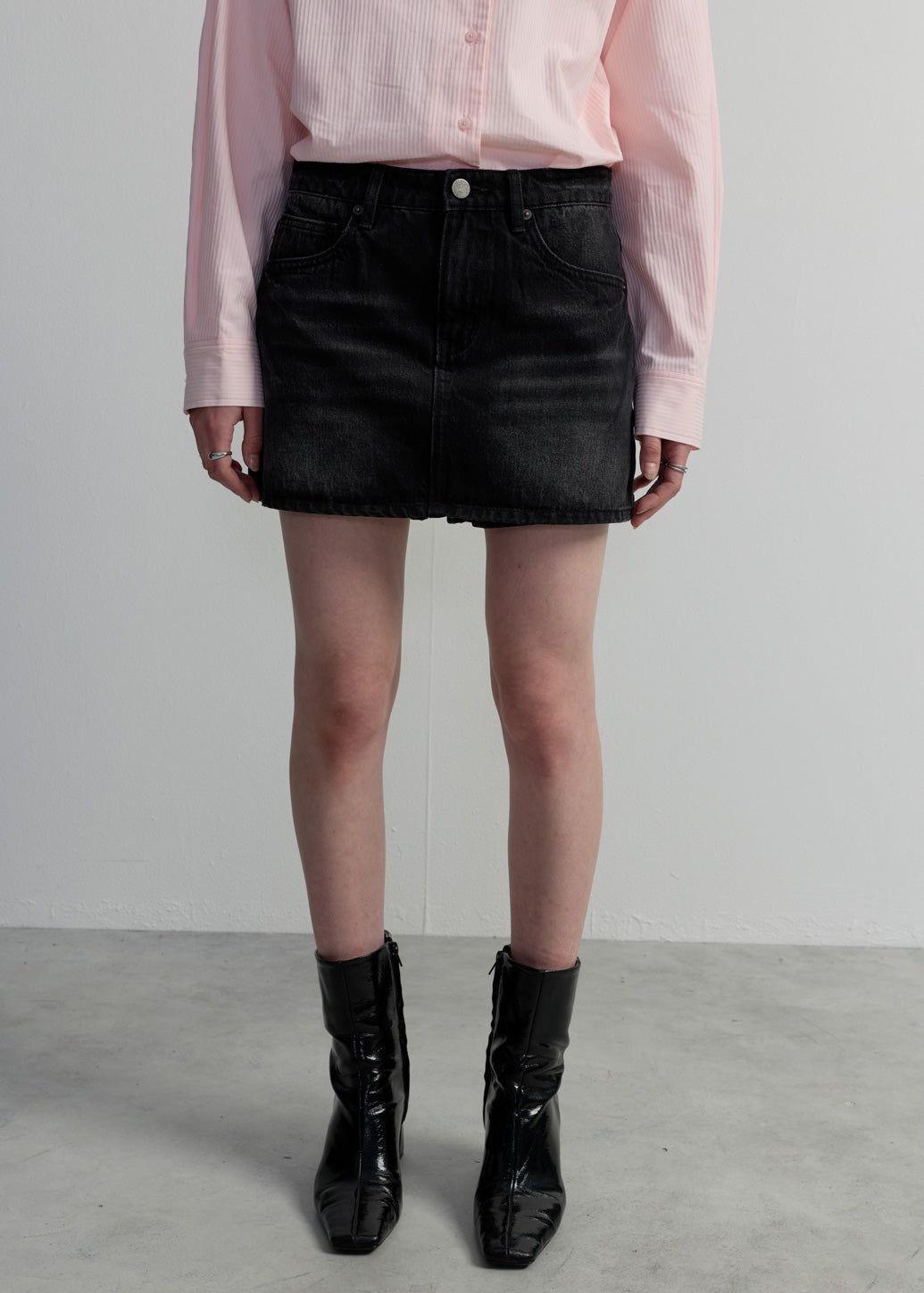 GREY MID-RISE DENIM SKORTS