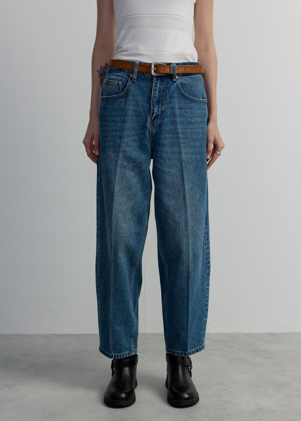 TAPERED FIT JEANS