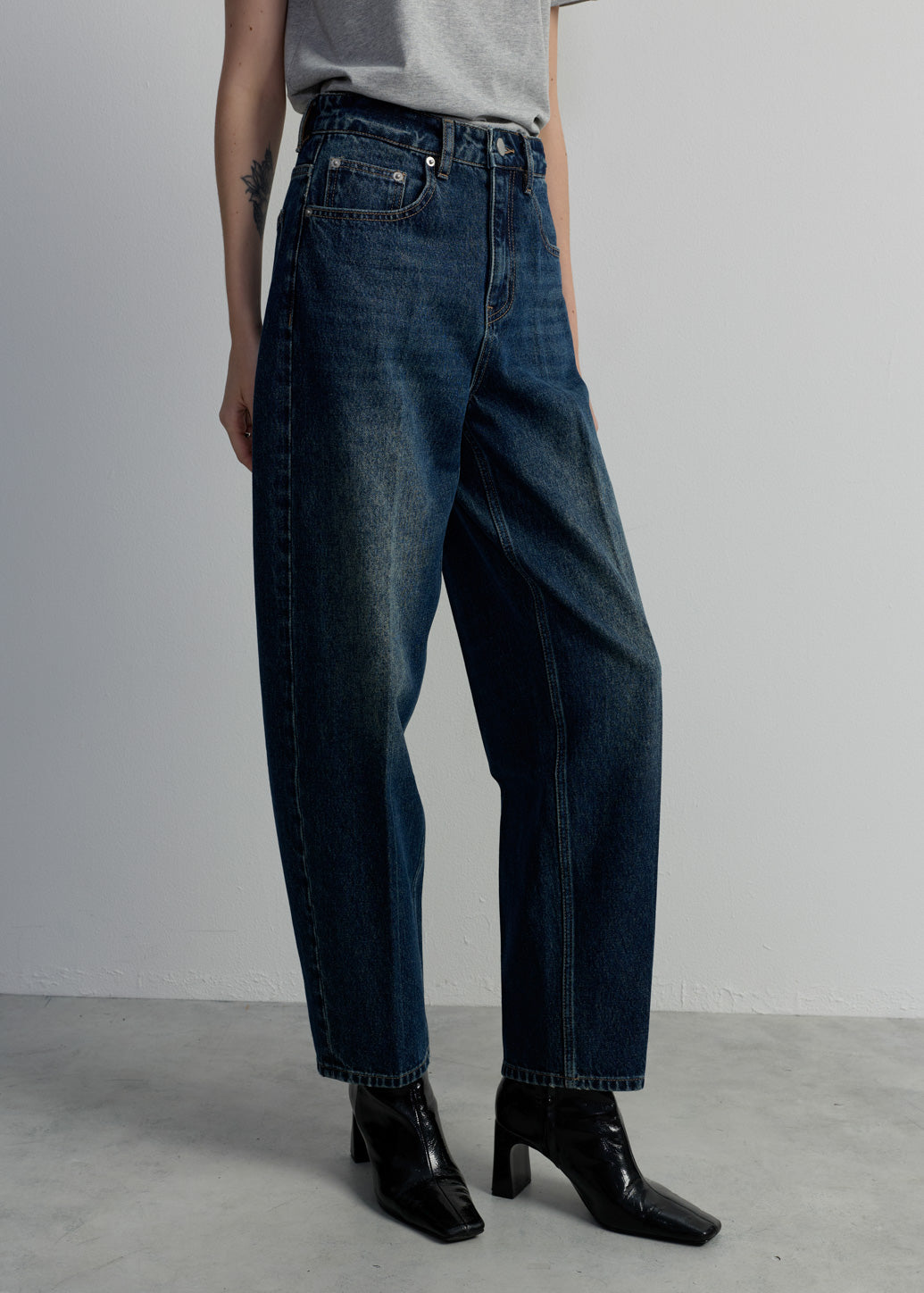 HIGH-RISE TAPERED FIT JEANS