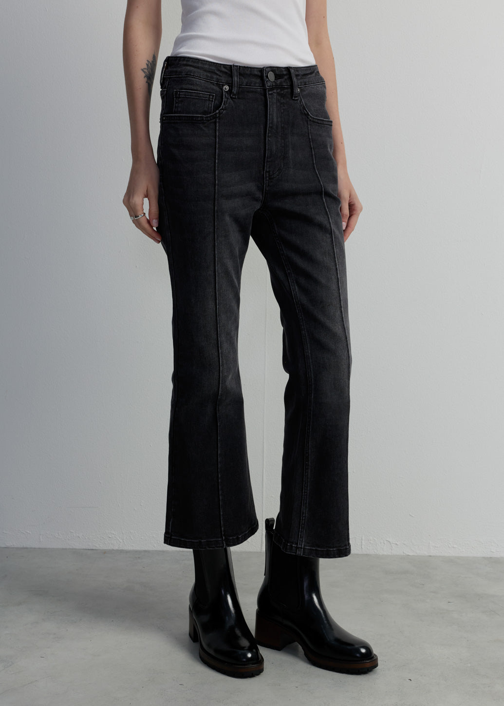 HIGH-RISE CROP FLARE JEANS