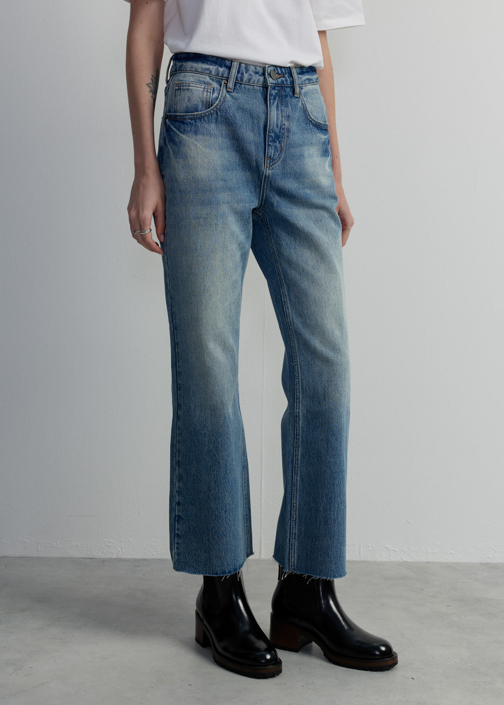 MID-RISE CROP FLARE JEANS