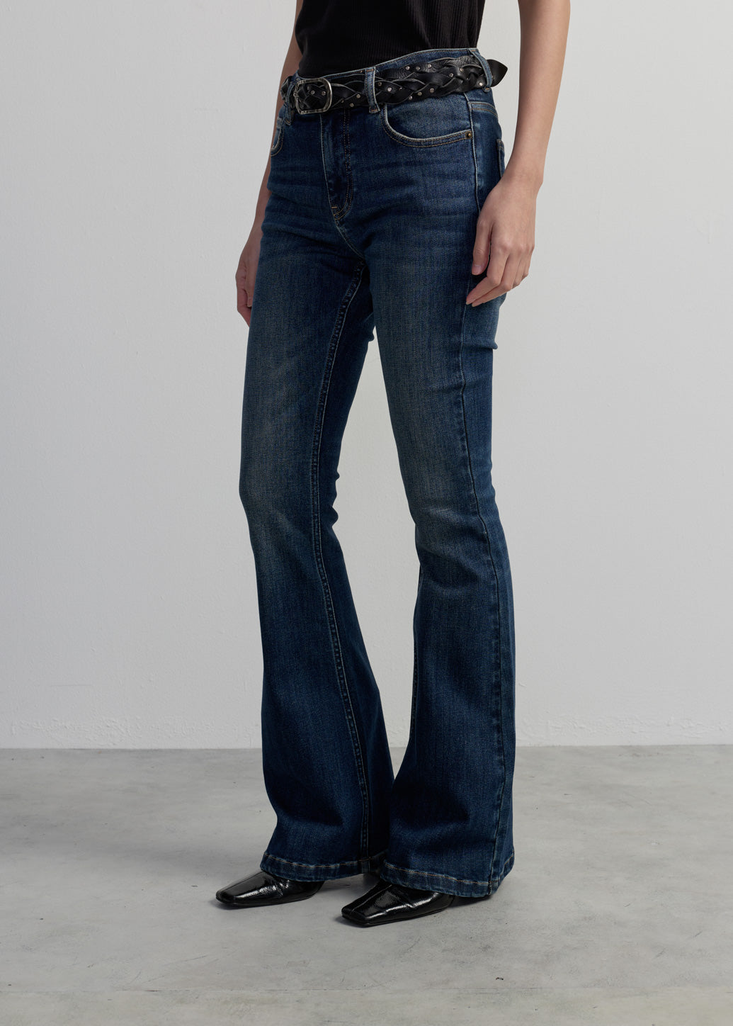 MID-RISE FLARE JEANS