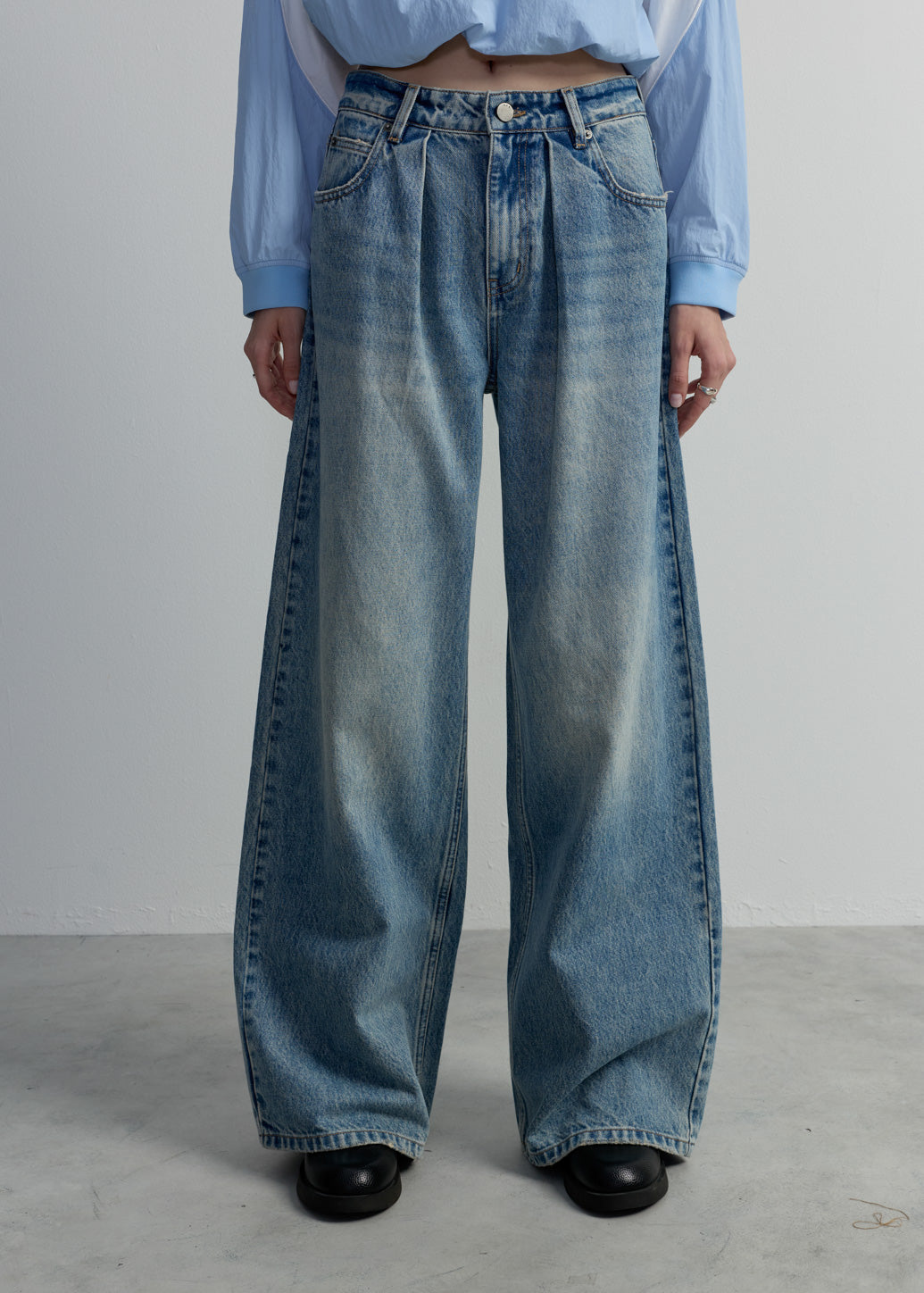 PLEATED WAIST WIDE-LEG JEANS