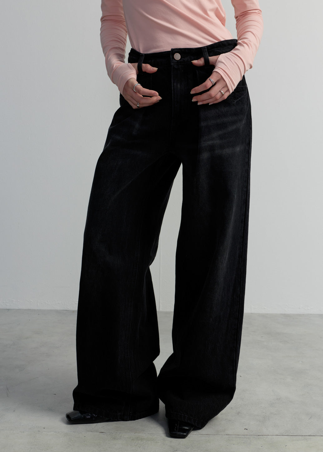 BLACK PLEATED WAIST WIDE-LEG JEANS