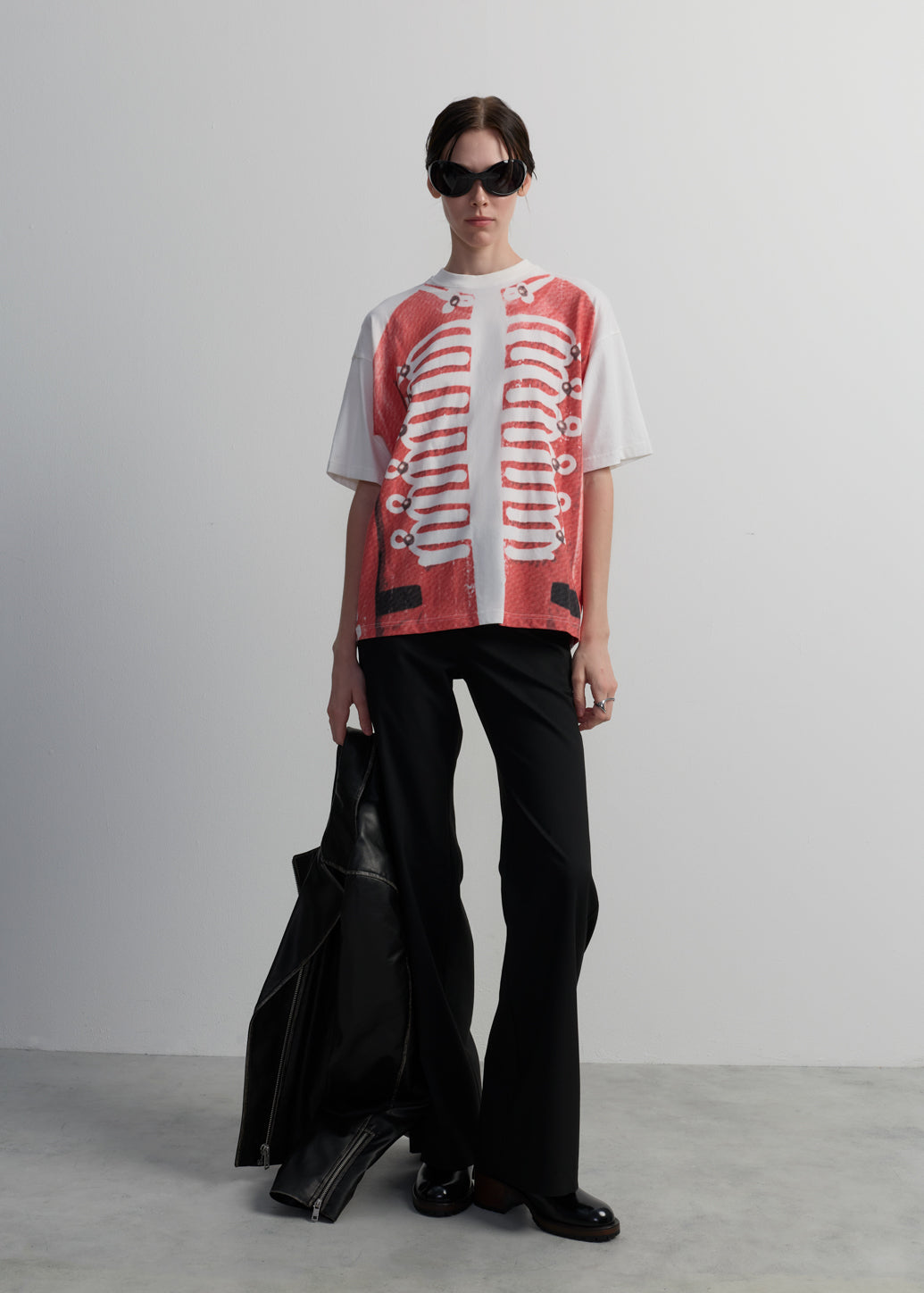 เสื้อยืดกราฟิกสไตล์มิลิทารีสีแดง
