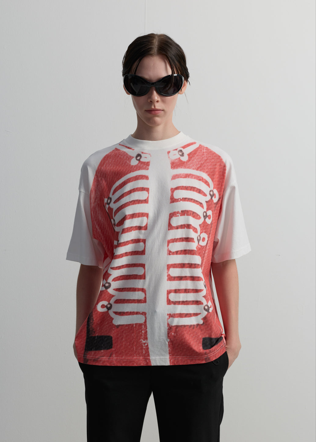 เสื้อยืดกราฟิกสไตล์มิลิทารีสีแดง