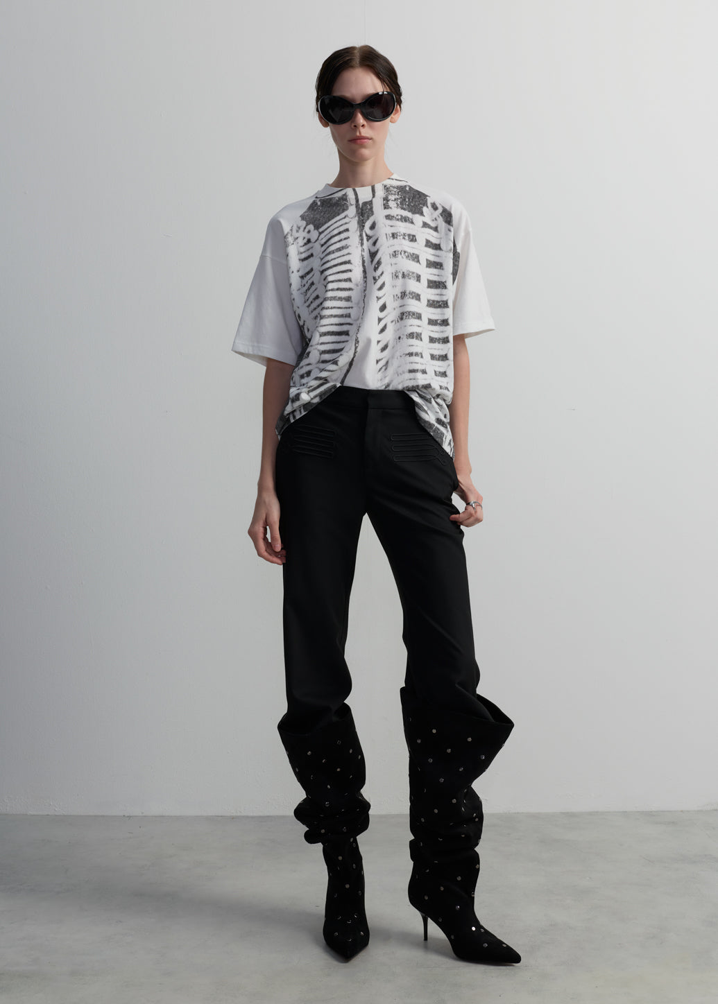 เสื้อยืดกราฟิกสไตล์มิลิทารีสีเทา