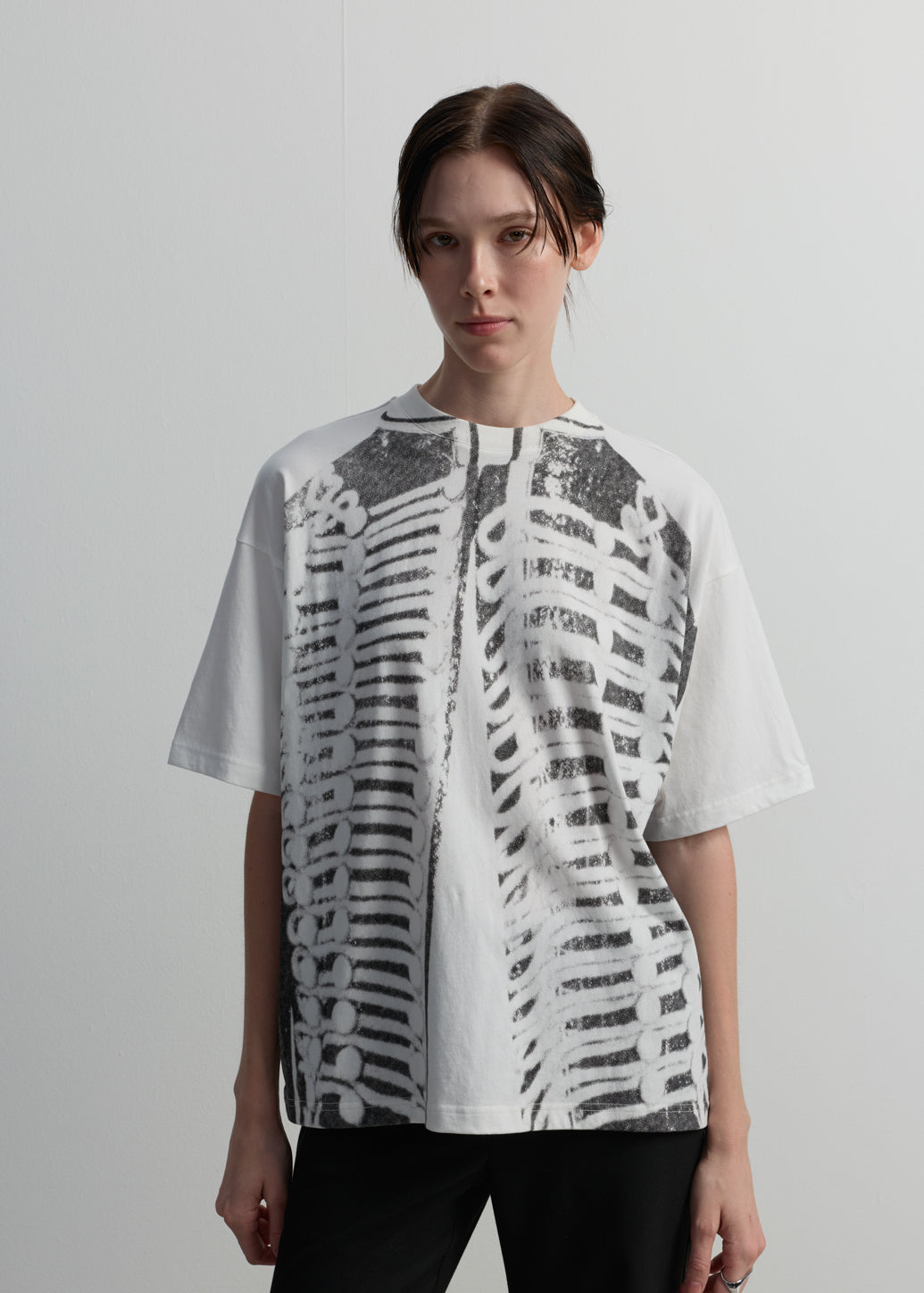 เสื้อยืดกราฟิกสไตล์มิลิทารีสีเทา